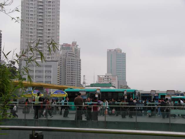 深圳駅前広場周辺にあるバスターミナル